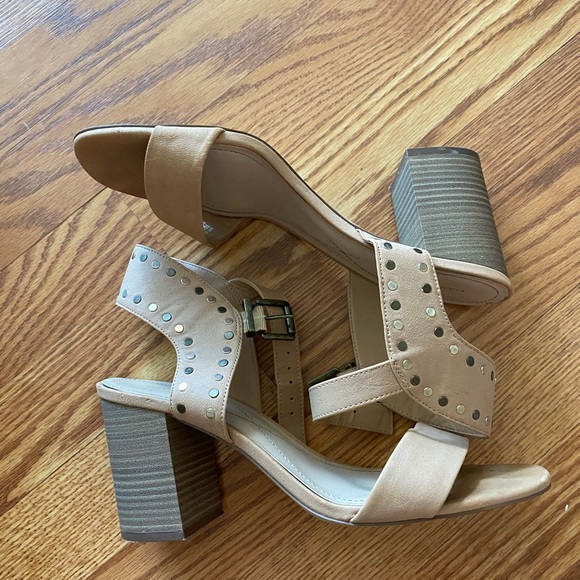 Max Studio tan high heeled sandal - Picture 2 of 3